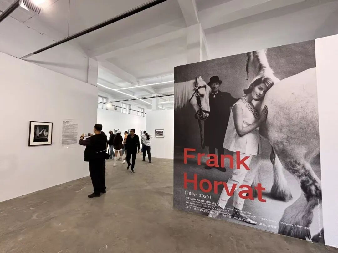 大师展|弗兰克·霍瓦特:把纪实的温度,装进时尚的光影里 · 配图 1